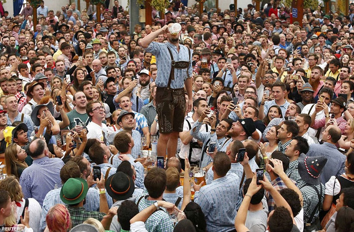 Tung bung ngay khai mac le hoi bia Oktoberfest qua anh-Hinh-5